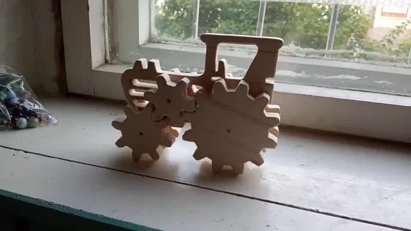 Игрушечный трактор