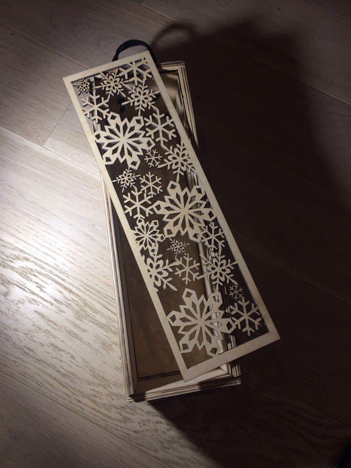 Коробка для бутылки со снежинками